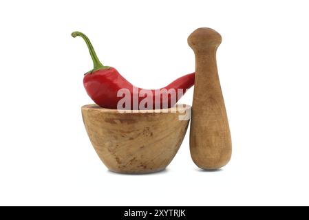 Peperoncino rosso fresco e vecchio pestello rustico in legno con mortaio isolato su sfondo bianco Foto Stock