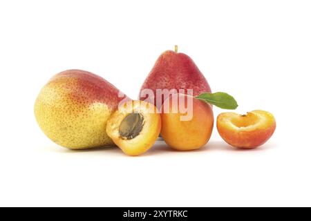 Albicocche intere e mature, pere multicolore isolate su fondo bianco. Multivitaminico e frutti ricchi e succosi Foto Stock