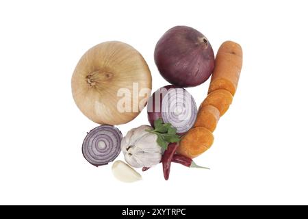 Vista dall'alto delle verdure a base di cipolle rosse e gialle, peperoncini rossi, bulbo d'aglio e carote tagliate isolate su sfondo bianco Foto Stock