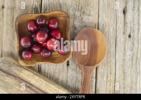 Scena rustica cucina con mirtilli rossi freschi un simbolo di salute e benessere, spesso indicato come un superfood Foto Stock