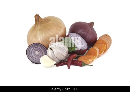 Raccolta di verdure a base di cipolle rosse e gialle, peperoncini rossi, bulbo d'aglio e carote tagliate isolate su fondo bianco Foto Stock