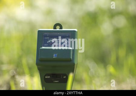 Metro agricolo in primo piano su sfondo sfocato. Concetto di agricoltura ad alta tecnologia Foto Stock