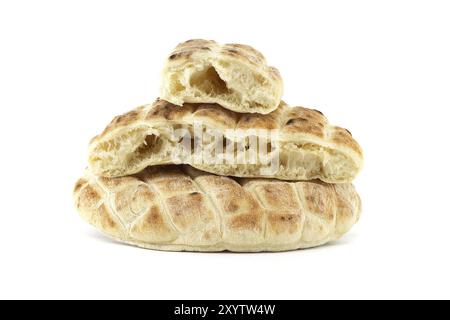 Pila di pane piatto rotondo isolato su sfondo bianco, il pane pita ha una tasca ed è aperto, mostrando il loro interno morbido Foto Stock