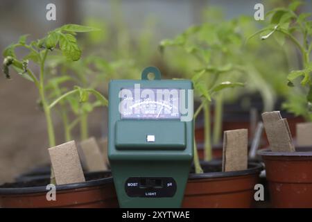 Metro agricolo in primo piano su sfondo sfocato. Concetto di agricoltura ad alta tecnologia Foto Stock