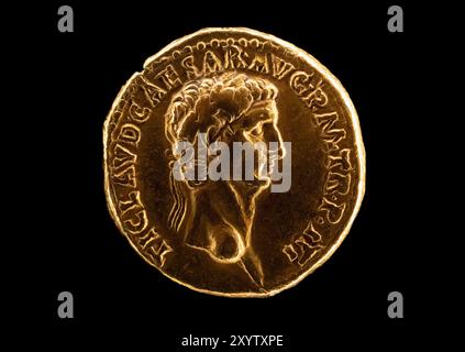 Antica moneta romana Aurei raffigurante l'imperatore romano Tiberio Claudio Cesare Augusto Germanico, che regnò dal 41 al 54. Fu il primo imperatore romano a nascere fuori dall'Italia. Foto Stock