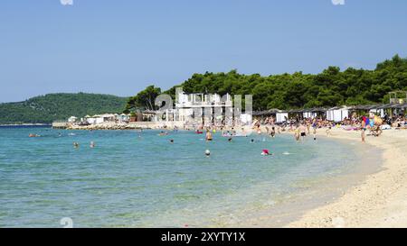 Croazia, 23.07.2014: Panoramica del resort Solaris sulla spiaggia di Sibenik, in Croazia, piena di turisti che godono del sole e del mare, in Europa Foto Stock