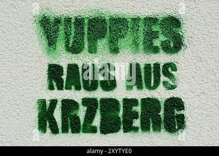 Protesta contro gli yuppies su un muro di casa a Berlino Kreuzberg Foto Stock