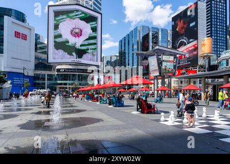 Yonge-Dundas Square (presto Sankofa Square) a Toronto, Canada. Foto Stock