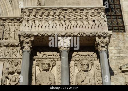 Sculture sul portale romanico occidentale della cattedrale di Saint Trophime, patrimonio dell'umanità dell'UNESCO, Arles, Provence-Alpes-Cote d'Azur, Francia meridionale, Foto Stock