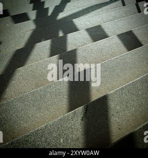 Ombra di una griglia della finestra sui gradini di una scala Foto Stock