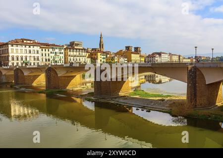 Vista sulla città con la Basilica di Santa Croce, le case e il Ponte alle Grazie a Firenze, Italia, Europa Foto Stock