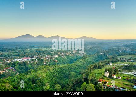 Vista aerea della città di Ubud vicino al Campuhan Ridge Walk. Bali, Indonesia. Foto Stock