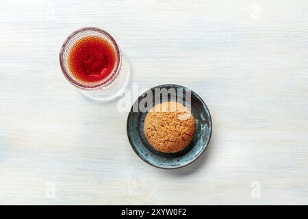 La foto di un bicchiere di vino dolce con un cookie, girato dalla parte superiore con un posto per il testo Foto Stock