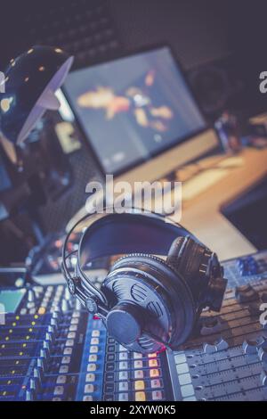 Studio di registrazione audio professionale: Cuffie su una scrivania mixer, radio Foto Stock