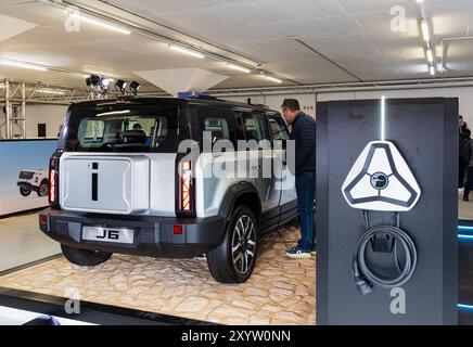 Johannesburg, Sudafrica. 30 agosto 2024. Un visitatore osserva un veicolo elettrico di Chery dalla Cina durante il Festival dell'automobilismo a Johannesburg, Sud Africa, 30 agosto 2024. Questo evento si terrà qui dal 30 agosto al 1 settembre. Crediti: Zhang Yudong/Xinhua/Alamy Live News Foto Stock