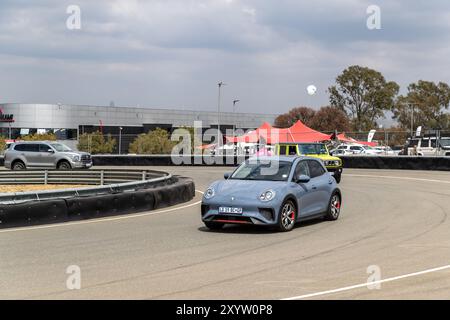 Johannesburg, Sudafrica. 30 agosto 2024. Un visitatore prova su strada un veicolo elettrico della Great Wall Motors dalla Cina durante il Festival dell'automobilismo di Johannesburg, Sudafrica, 30 agosto 2024. Questo evento si terrà qui dal 30 agosto al 1 settembre. Crediti: Zhang Yudong/Xinhua/Alamy Live News Foto Stock