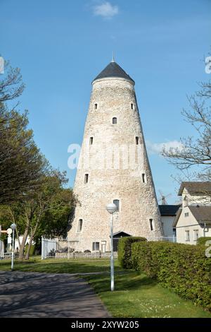 Torre storica di un ex mulino a vento nei giardini termali di Salisburgo vicino a Magdeburgo Foto Stock