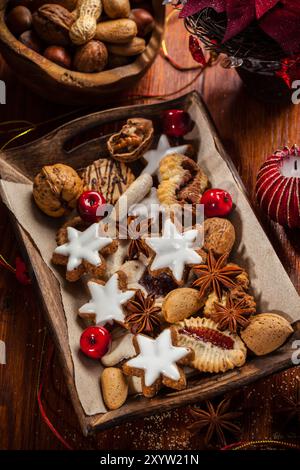 In casa pan di zenzero e i biscotti per Natale sul piatto di legno Foto Stock