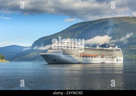 Olden, Norvegia, 1 agosto 2018: Nave da crociera MSC Orchestra in fiordi norvegesi e paesaggio montano estivo, Europa Foto Stock