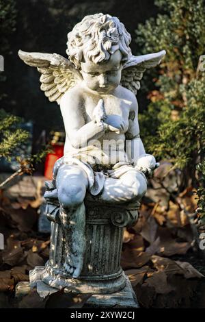 Primo piano di una statua di un angelo sul cimitero Tegeler Fliess, Berlino, Germania, Europa Foto Stock