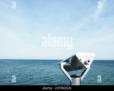 Il binocolo su un ponte sul mare, Mar Baltico su un giorno di estate, spazio per il testo sul lato sinistro Foto Stock