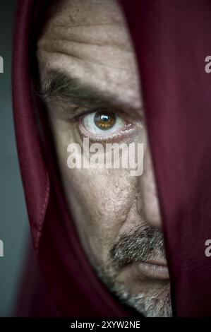 Ritratto di un uomo con cappuccio Foto Stock