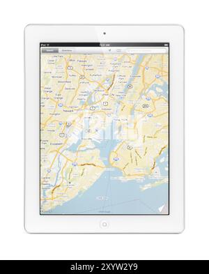 Tablet Apple iPad 2 con una mappa di New York di Google Maps sul display. Isolato con percorso di ritaglio su sfondo bianco Foto Stock