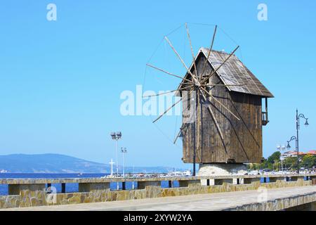 Il mulino a vento e il panorama della citta' vecchia di Nessebar o Nesebar in Bulgaria, Mar Nero Foto Stock