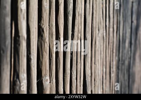 Recinzione in legno di fronte ad una proprietà privata Foto Stock