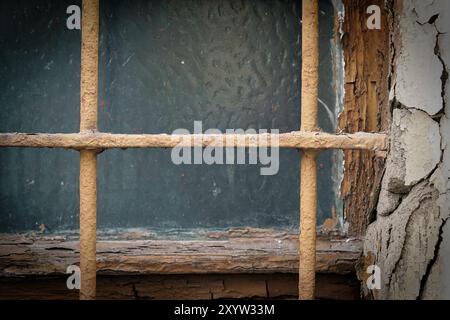 Finestra con calandra su una casa fatiscente a Magdeburgo Foto Stock