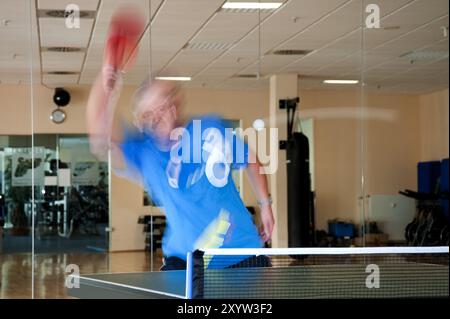 Ping-pong player con corsa diretti Foto Stock