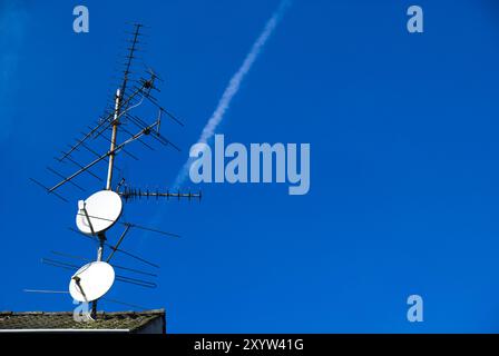 Antenne sul tetto di una casa Foto Stock