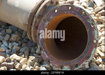 Raccordo a gomito di un tubo delle acque reflue con flangia Foto Stock