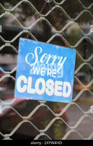 Firma sulla porta d'ingresso di un negozio a Berlino Foto Stock