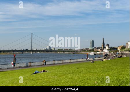 Mannesmannufer sulla passeggiata sul Reno di Duesseldorf Foto Stock