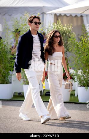 MONZA - George Russell (Mercedes) con la fidanzata Carmen Montero Mundt prima della terza prova libera sul circuito di Monza in vista del Gran Premio d'Italia. Credito di DONAZIONE DELLA CARTEGGIATRICE ANP: Notizie dal vivo ANP/Alamy Foto Stock