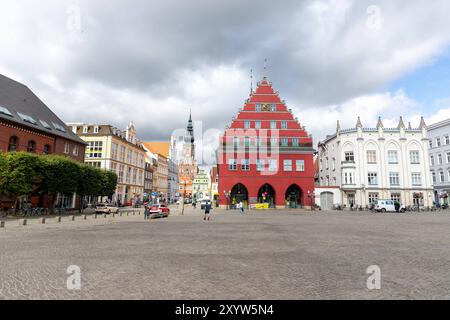 Historischer Marktplatz mit Blick auf das rote Rathaus und die Kirche Dom St. Nikolai. Links im Bild sieht man das Stadthaus und rechts die alte Ratsapotheke GER, Hansestadt Greifswald, Innenstadt, Historische Altstadt, Tourismus, Wirtschaft, Justiz, Gewerbe, Freizeit *** Piazza storica del mercato con vista sul municipio rosso e sulla cattedrale di San Nicola a sinistra della foto si può vedere il municipio e sulla destra la vecchia farmacia comunale GER, città anseatica di Greifswald, centro città, centro storico, turismo, economia, giustizia, commercio, tempo libero Foto Stock