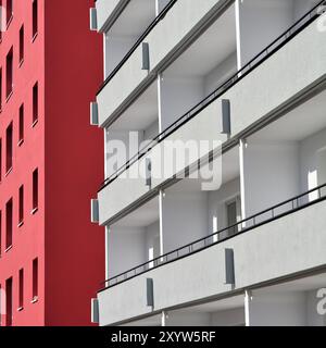 Facciata di un edificio residenziale vuoto a Magdeburgo Foto Stock