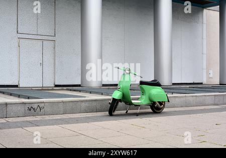 Scooter sul ciglio della strada nel centro di Berlino Foto Stock