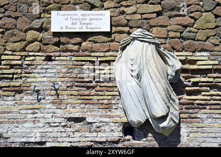 Frammento di una scultura del tempio di Roma e Augusto Foto Stock