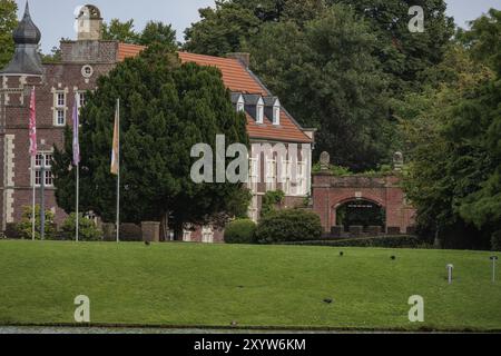 Un castello con un grande giardino e molti grandi alberi, un perfetto esempio di architettura medievale, Gemen, Muensterland, Germania, Europa Foto Stock