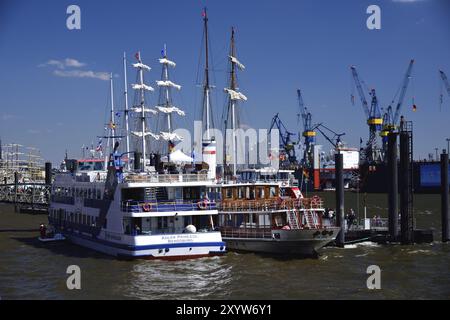 Europa, Germania, Amburgo, Elba, Harbour Birthday, St. Pauli, veduta della Filarmonica dell'Elba, Windjammer e barche da escursione al molo Altona, Hambu Foto Stock