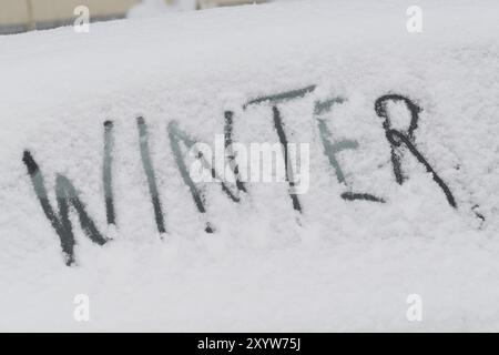 Finestrini dell'auto in inverno nella neve. Finestrino dell'auto in inverno nella neve Foto Stock