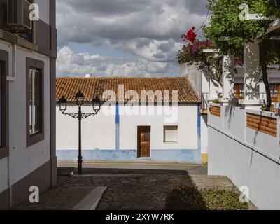 Graziosa strada con architettura bianca a Castro Verde, quartiere Beja, Alentejo, Portogallo, Europa Foto Stock