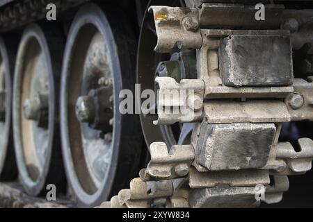 Carro armato militare con percorso continuo in vista ravvicinata con vista ad angolo basso Foto Stock