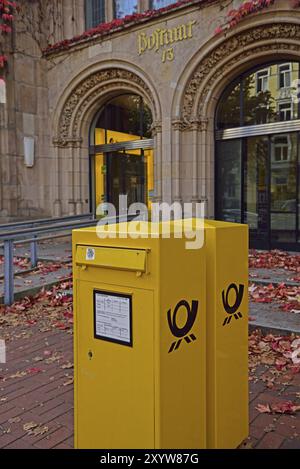 Europa, Germania, Amburgo, Rotherbaum, architettura, facciata edificio per uffici postali, ex edificio per le telecomunicazioni in Schlueterstrasse, facciata in crescita Foto Stock