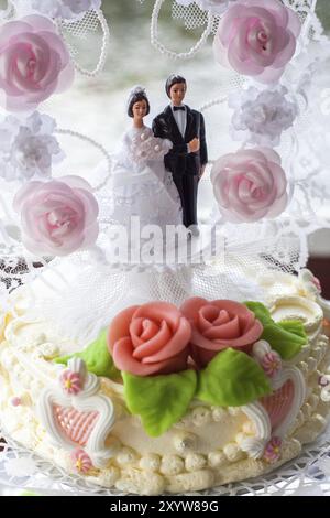 Figurina di una coppia su una torta nuziale Foto Stock