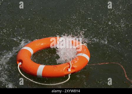 Salvagente in acqua, sofferenza in mare, annegamento, incidente, pericolo, spedizione, navigazione marittima, soccorso, spruzzi d'acqua, Amburgo, Amburgo, fede Foto Stock