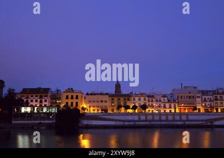 Paesaggio urbano di Siviglia sul fiume al crepuscolo, Spagna, Europa Foto Stock