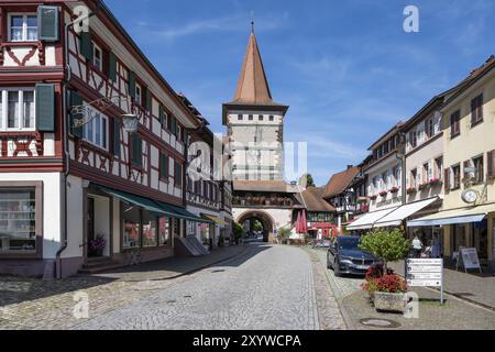 Edifici a graticcio con Obertorturm, Haigeracher Tor, la storica torre cittadina e punto di riferimento nel centro storico di Gengenbach, Ortenaukreis, Ba Foto Stock